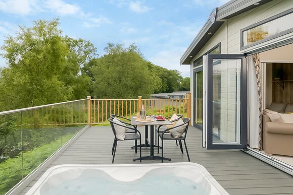 Valley Lake Front 2 bed Hot Tub Pet (sleeps 6) - Lakeview Manor Lodges, Dunkeswell, Honiton