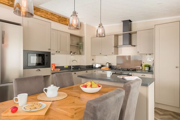 Valley Lake Front 2 bed Hot Tub Pet (sleeps 6) - Lakeview Manor Lodges, Dunkeswell, Honiton