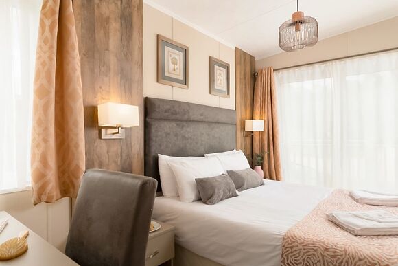 Valley Lake Front 2 bed Hot Tub Pet (sleeps 6) - Lakeview Manor Lodges, Dunkeswell, Honiton