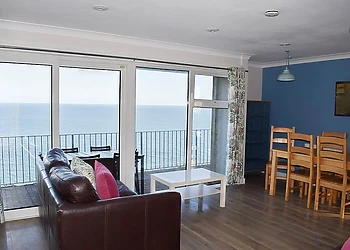 Clifftop Hot Tub (Sleeps 6) 