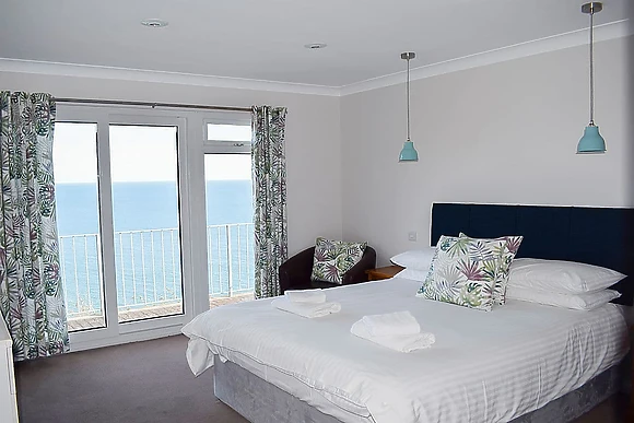 Clifftop Hot Tub (Sleeps 6) 