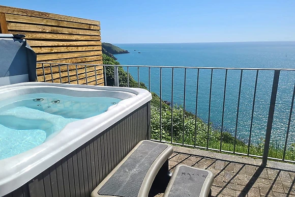 Clifftop Hot Tub (Sleeps 4) 