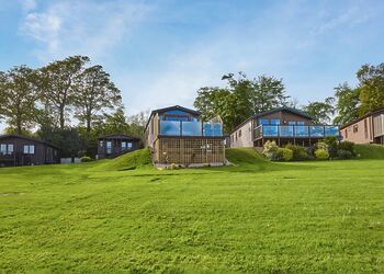 Traditional 2 Bed Lodge (Sleeps 6) - Letham Feus Park, Leven