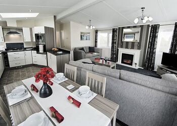 4 Bed Platinum Hot Tub Lodge - Llanrhidian Holiday Park, Swansea