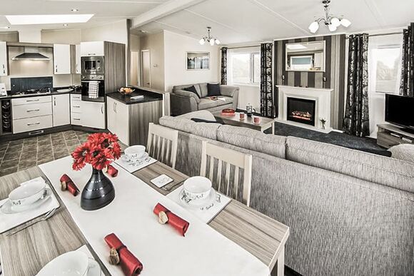 4 Bed Platinum Hot Tub Lodge - Llanrhidian Holiday Park, Swansea