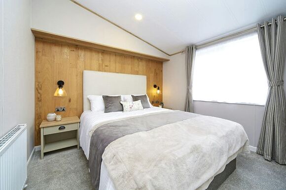 2 Bedroom Platinum Hot Tub Lodge - Llanrhidian Holiday Park, Swansea