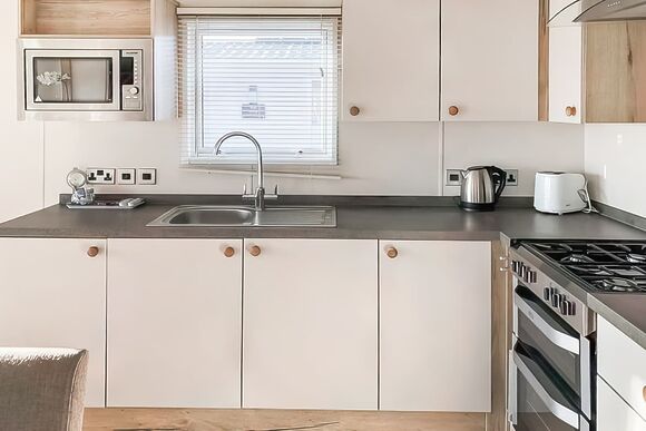 2 Bedroom Silver Caravan Pet Friendly - Llanrhidian Holiday Park, Gower