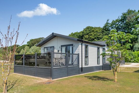 Lowgate Lodge VIP Pet - Serenity Lakes, Fleet