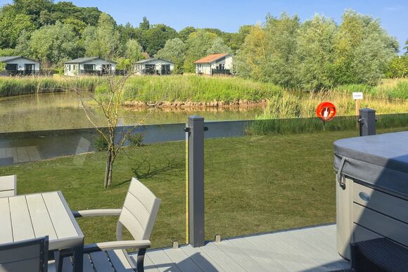Lowgate Lodge VIP Pet - Serenity Lakes, Fleet