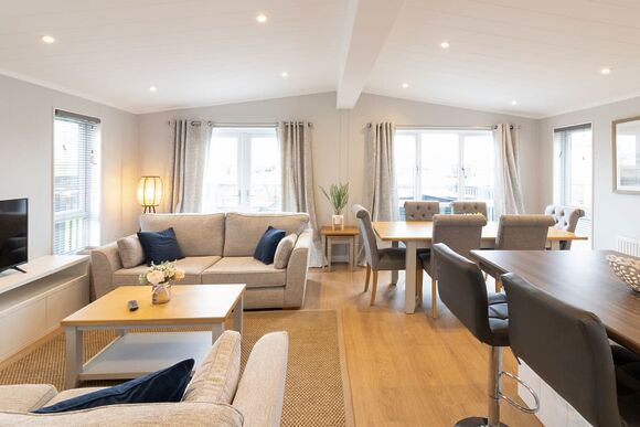 Winslow Gate VIP - Serenity Lakes, Fleet