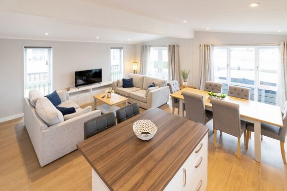 Winslow Gate VIP - Serenity Lakes, Fleet