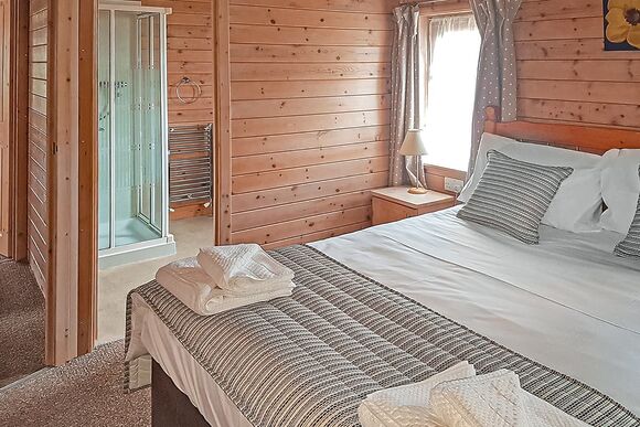 Pine Lodge - Llwyngwair Manor Holiday Park, Newport, Pembrokeshire