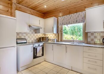Springpools Retreat - Woodside Lodges Country Park, Ledbury