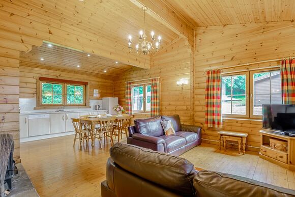 Falcon Wood Lodge - Woodside Lodges Country Park, Ledbury