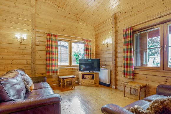 Falcon Wood Lodge - Woodside Lodges Country Park, Ledbury