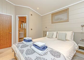 Classic 3 Bed Hot Tub Lodge Pet - Loch Lomond Holiday Park, Inveruglas, Argyll