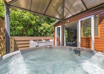 Peak Luxury Lodge Pet - Longnor Wood Holiday Park, Longnor, Nr. Buxton