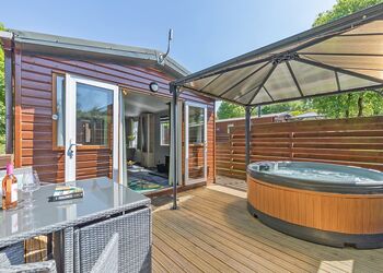 Peak Luxury Lodge Pet - Longnor Wood Holiday Park, Longnor, Nr. Buxton