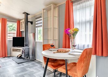 Peak Luxury Lodge Pet - Longnor Wood Holiday Park, Longnor, Nr. Buxton