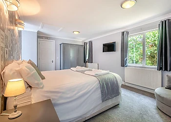 Chatsworth Lodge with Hot Tub 