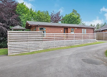 Chatsworth Lodge Pet Friendly with Hot Tub 