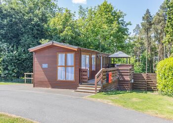 Buxton Pet Friendly Lodge with Hot Tub - Longnor Wood Holiday Park, Longnor, Nr. Buxton