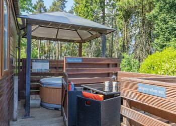 Buxton Pet Friendly Lodge with Hot Tub - Longnor Wood Holiday Park, Longnor, Nr. Buxton