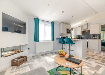 Buxton Pet Friendly Lodge with Hot Tub - Longnor Wood Holiday Park, Longnor, Nr. Buxton