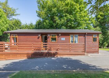 Bakewell Deluxe Lodge - Longnor Wood Holiday Park, Longnor, Nr. Buxton