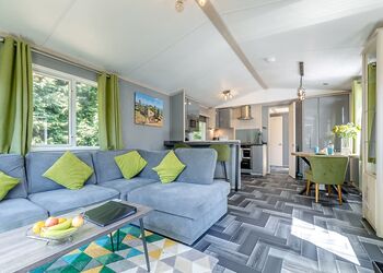 Peak Luxury Lodge - Longnor Wood Holiday Park, Longnor, Nr. Buxton