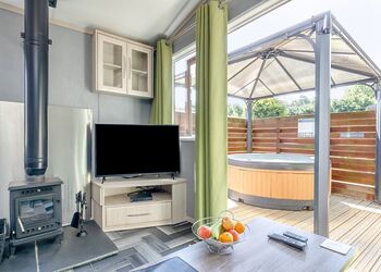 Peak Luxury Lodge - Longnor Wood Holiday Park, Longnor, Nr. Buxton