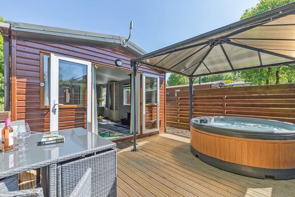 Peak Luxury Lodge Pet - Longnor Wood Holiday Park, Longnor, Nr. Buxton