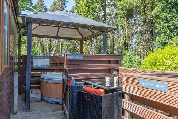 Buxton Pet Friendly Lodge with Hot Tub - Longnor Wood Holiday Park, Longnor, Nr. Buxton