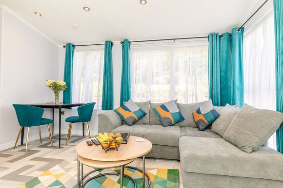 Buxton Pet Friendly Lodge with Hot Tub - Longnor Wood Holiday Park, Longnor, Nr. Buxton