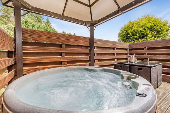 Buxton Lodge with Hot Tub - Longnor Wood Holiday Park, Longnor, Nr. Buxton