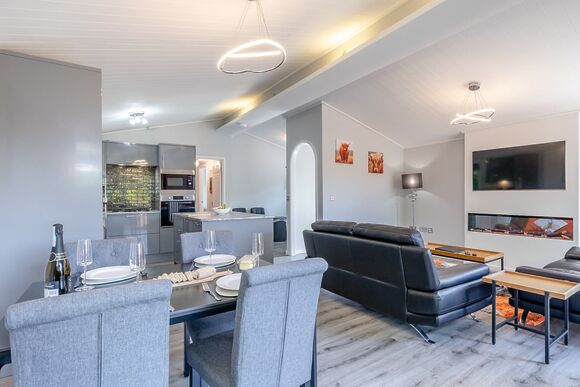 Bakewell Deluxe Lodge - Longnor Wood Holiday Park, Longnor, Nr. Buxton