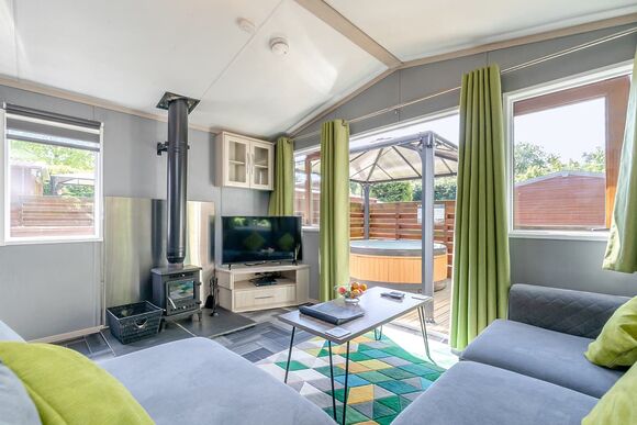 Peak Luxury Lodge - Longnor Wood Holiday Park, Longnor, Nr. Buxton