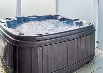 Capri Shore Deluxe - Looe Coastal Retreat, Looe