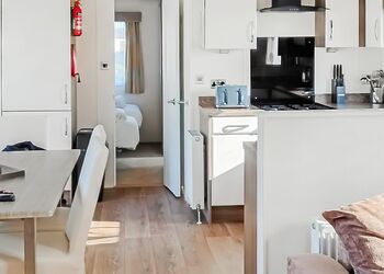 Capri Shore Deluxe - Looe Coastal Retreat, Looe