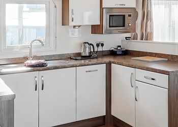 Capri Shore Deluxe - Looe Coastal Retreat, Looe