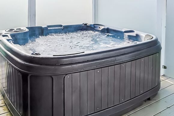 Capri Shore Deluxe - Looe Coastal Retreat, Looe