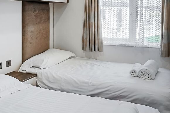 Capri Shore Deluxe - Looe Coastal Retreat, Looe
