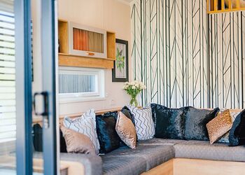 Hillside Cabin - Love2Stay Mid Wales, Newtown