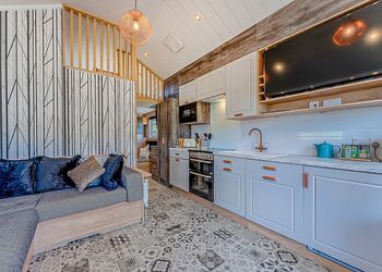 Hillside Cabin - Love2Stay Mid Wales, Newtown