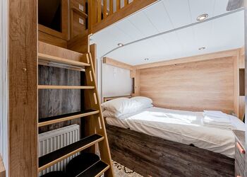 Hillside Cabin - Love2Stay Mid Wales, Newtown