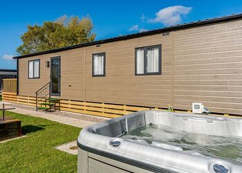 Woodland Lodge 2 - Love2Stay Mid Wales, Newtown