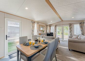 Woodland Lodge 2 - Love2Stay Mid Wales, Newtown