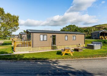 Woodland Lodge 3 - Love2Stay Mid Wales, Newtown