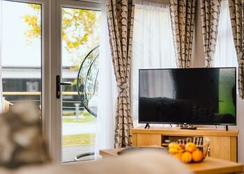 Woodland Lodge 3 - Love2Stay Mid Wales, Newtown