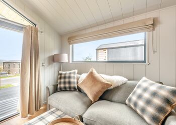 Black Barn Lodge 1 - Love2Stay Mid Wales, Newtown